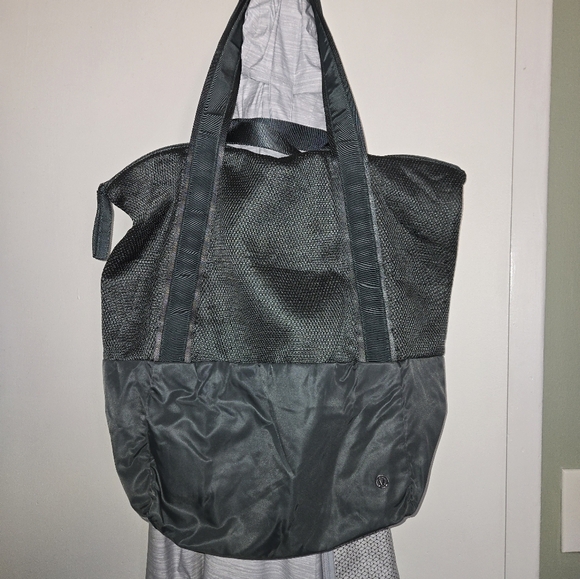 Lululemon Hot Mesh Tote - Picture 12 of 14